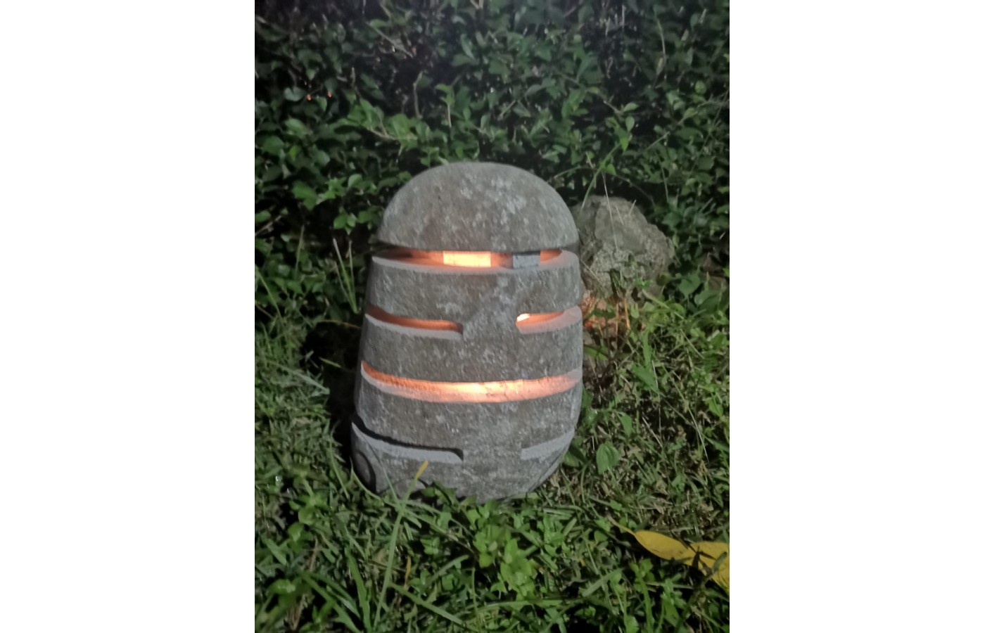 Stone garden lamp