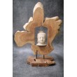 Budda - Rzeźbiona kamienna głowa Buddy otoczona drewnem tekowym