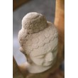 Budda - Rzeźbiona kamienna głowa Buddy otoczona drewnem tekowym