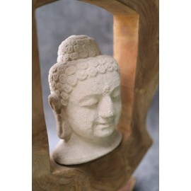Budda - Rzeźbiona kamienna głowa Buddy otoczona drewnem tekowym