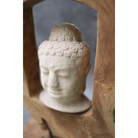 Budda - Rzeźbiona kamienna głowa Buddy otoczona drewnem tekowym